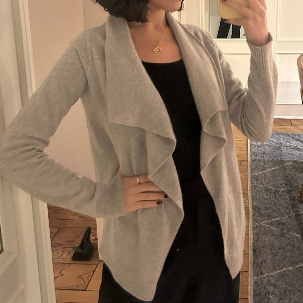 100% cashmere cardigan in grey, size XS!!💌
